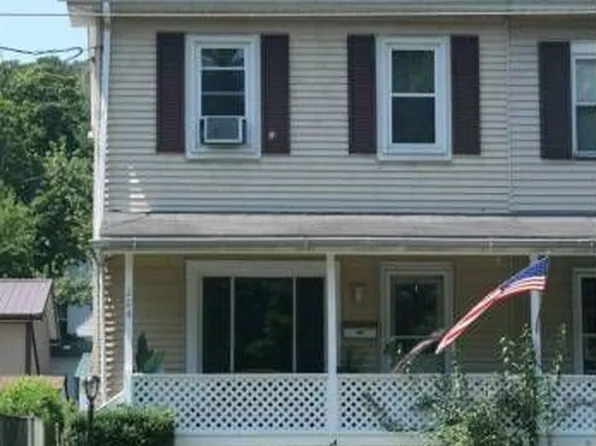 224 Railroad St, Slatington, PA 18080
