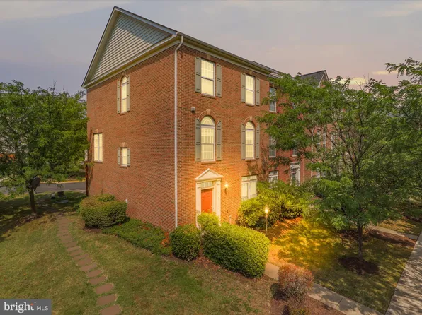 2165 Potomac Club Pkwy, Woodbridge, VA 22191
