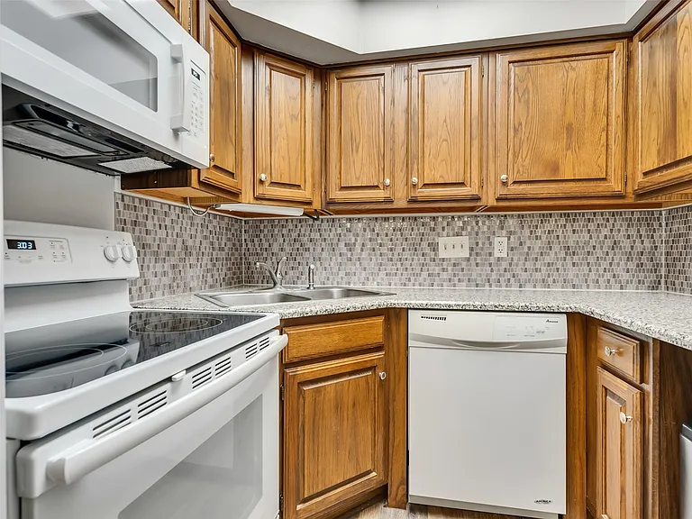 921 Marine Dr #200 — Photo 25