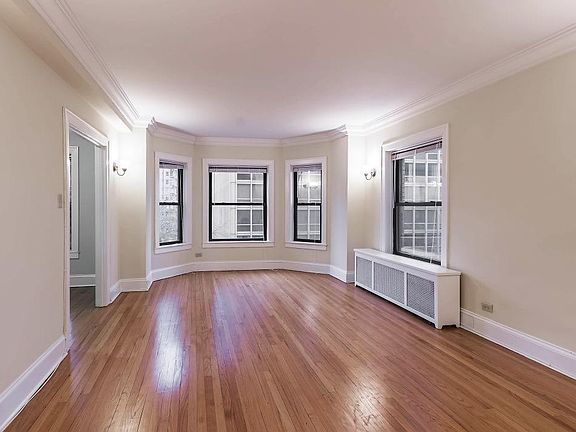 4th image of 402 W Fullerton Pkwy #101W