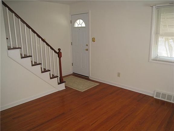 Living rm. (cont.)  Freshly painted