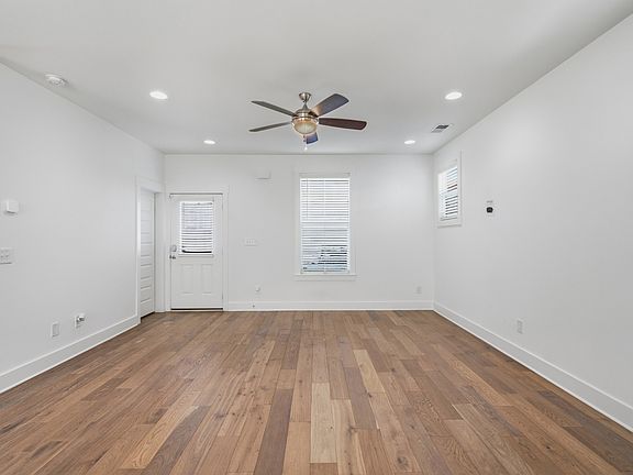 3rd image of 802 Briar Cir