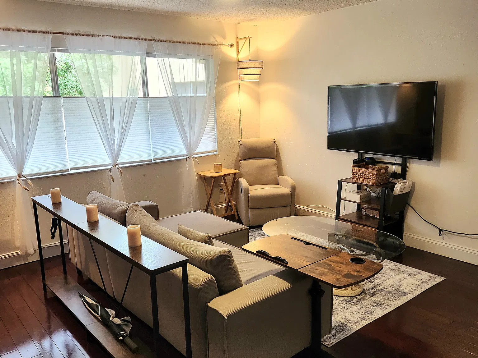 2525 W Bay Dr — Photo 3