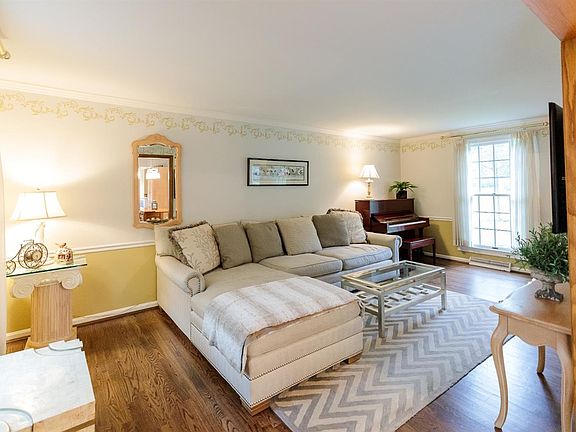 4th image of 127 Windingbrook Ln