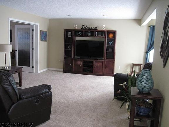 3rd image of 329 Hillcrest Dr