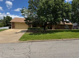 515 Oak Ridge Dr, Sand Springs, OK 74063