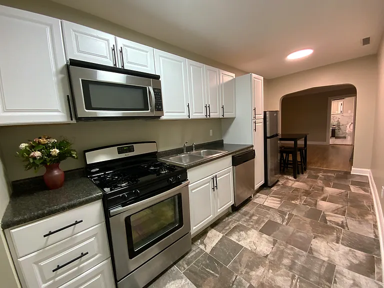 117 E 9th St #2 — Photo 7