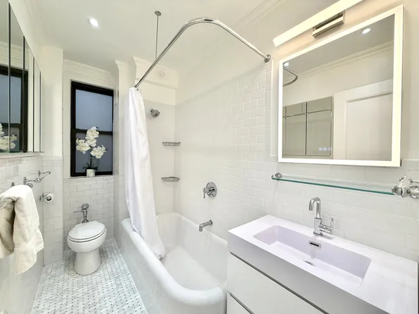 140 West 58th Street image 9 of 10