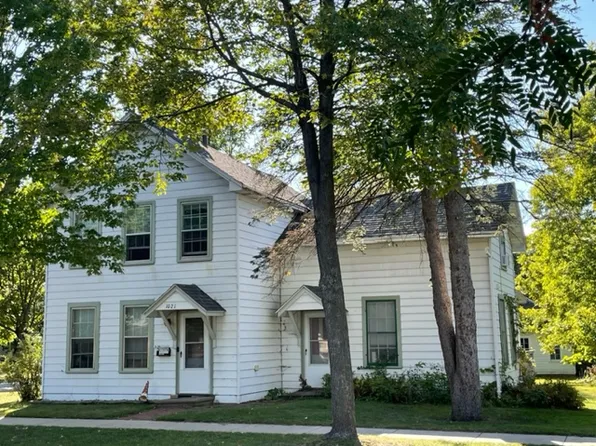 1021 8th St E, Menomonie, WI 54751