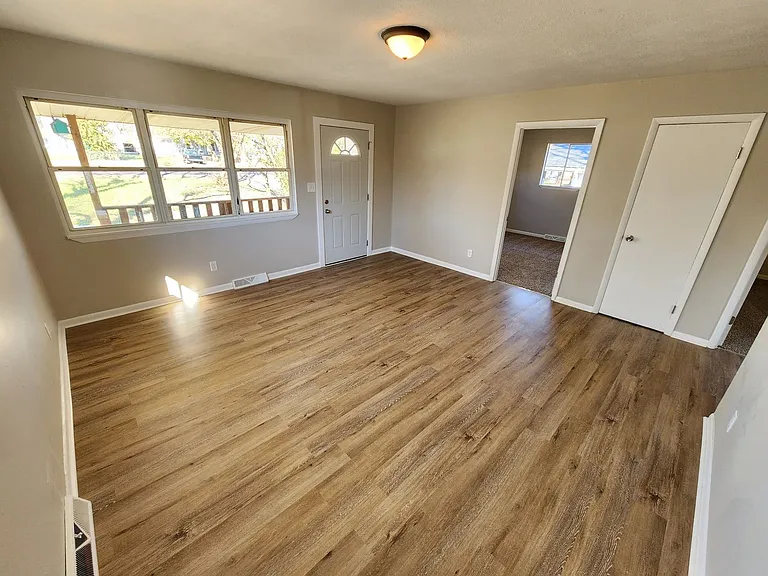 2854 W Walnut St — Photo 5