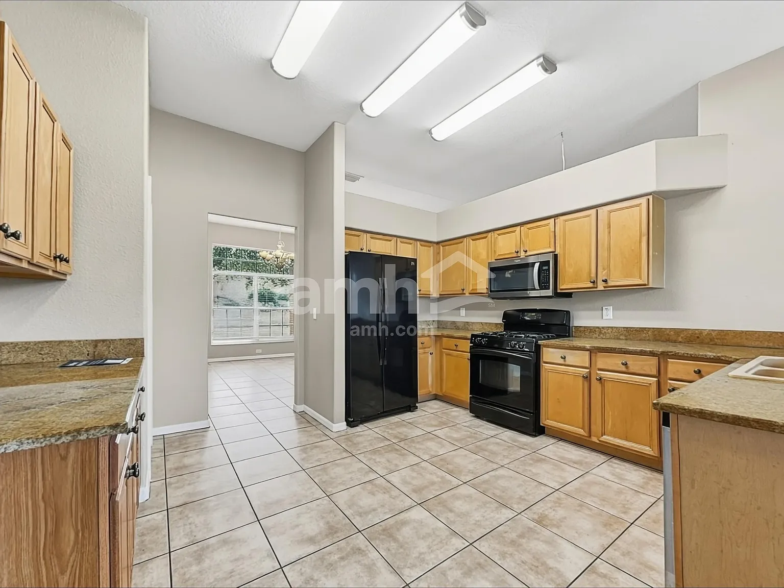 3 bed, 2.0 bath, 2215 sqft, $2,640 — Photo 3