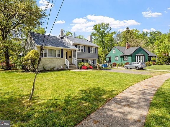3rd image of 313 S Woodstock Dr