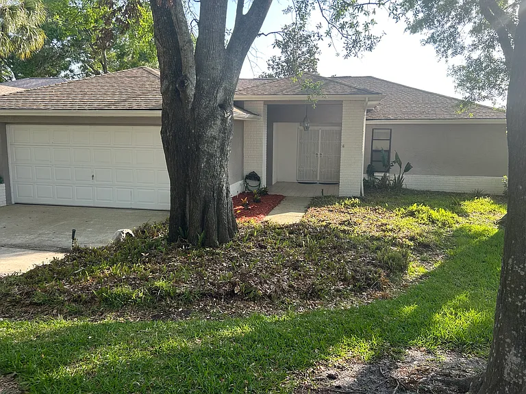 1225 Gillespie Dr N — Photo 2