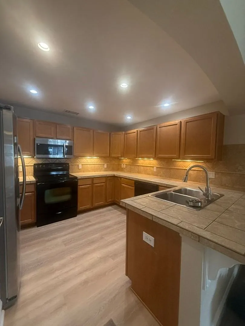 Beautiful spacious 3 bedroom, 2 bathroom condo in highly sought after Stonegate Park Guell — Photo 1