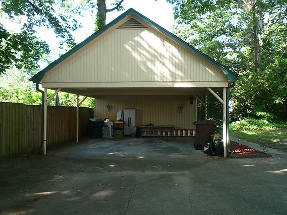 4th image of 2225 W Friendly Ave