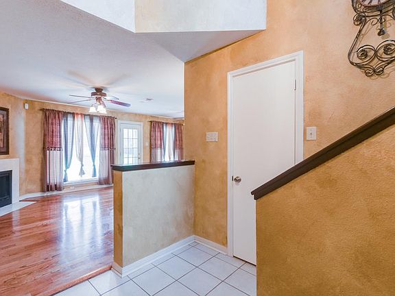 2nd image of 2611 Old Oak Ln