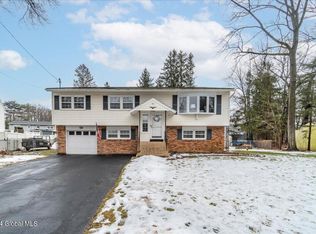 5 Cedar Ct, Niskayuna, NY 12309