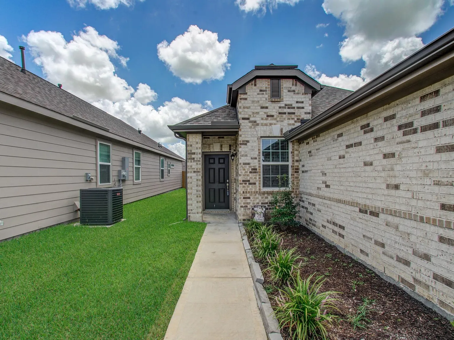 3 bed, 1687 sqft, $2,385 — Photo 3