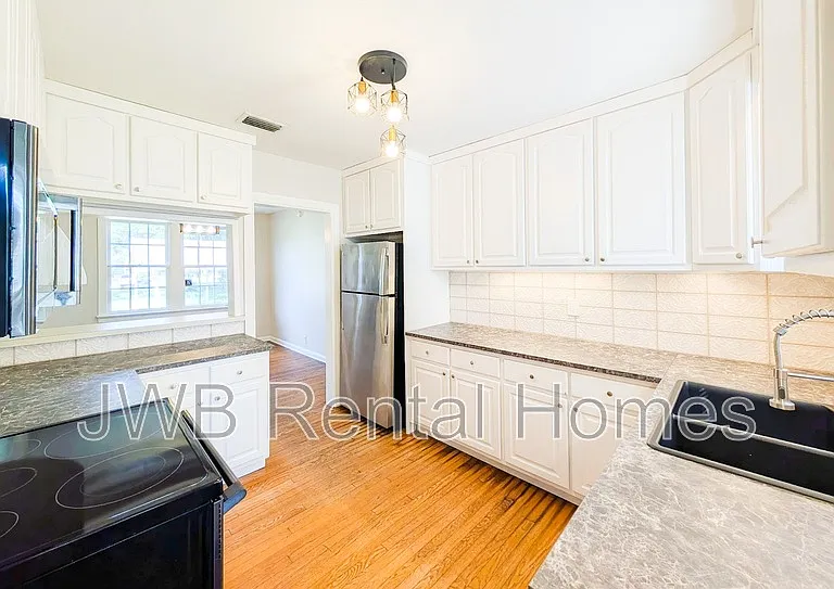 2245 Lake Shore Blvd — Photo 3