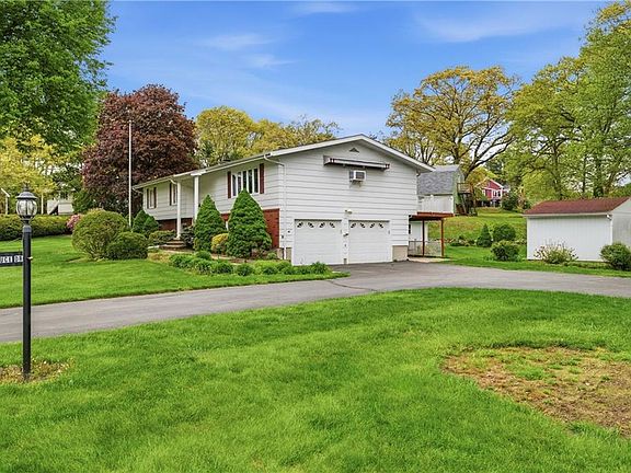 3rd image of 6 Bruce Dr