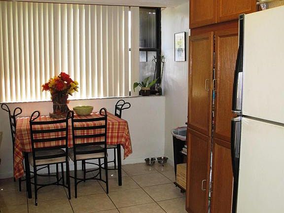 Eat in Kitchen (2)