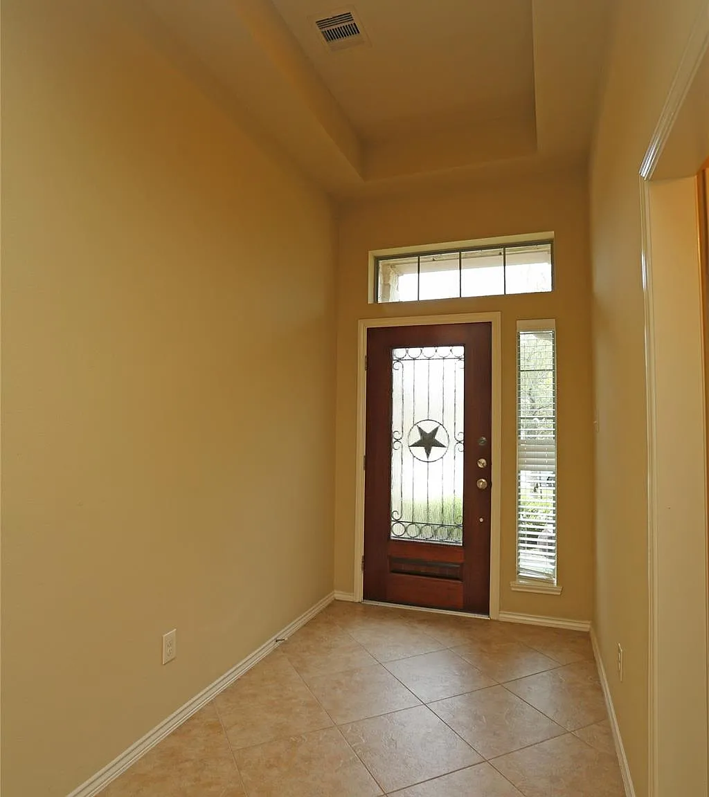 4 bed, 2.0 bath, 2339 sqft, $2,535 — Photo 2