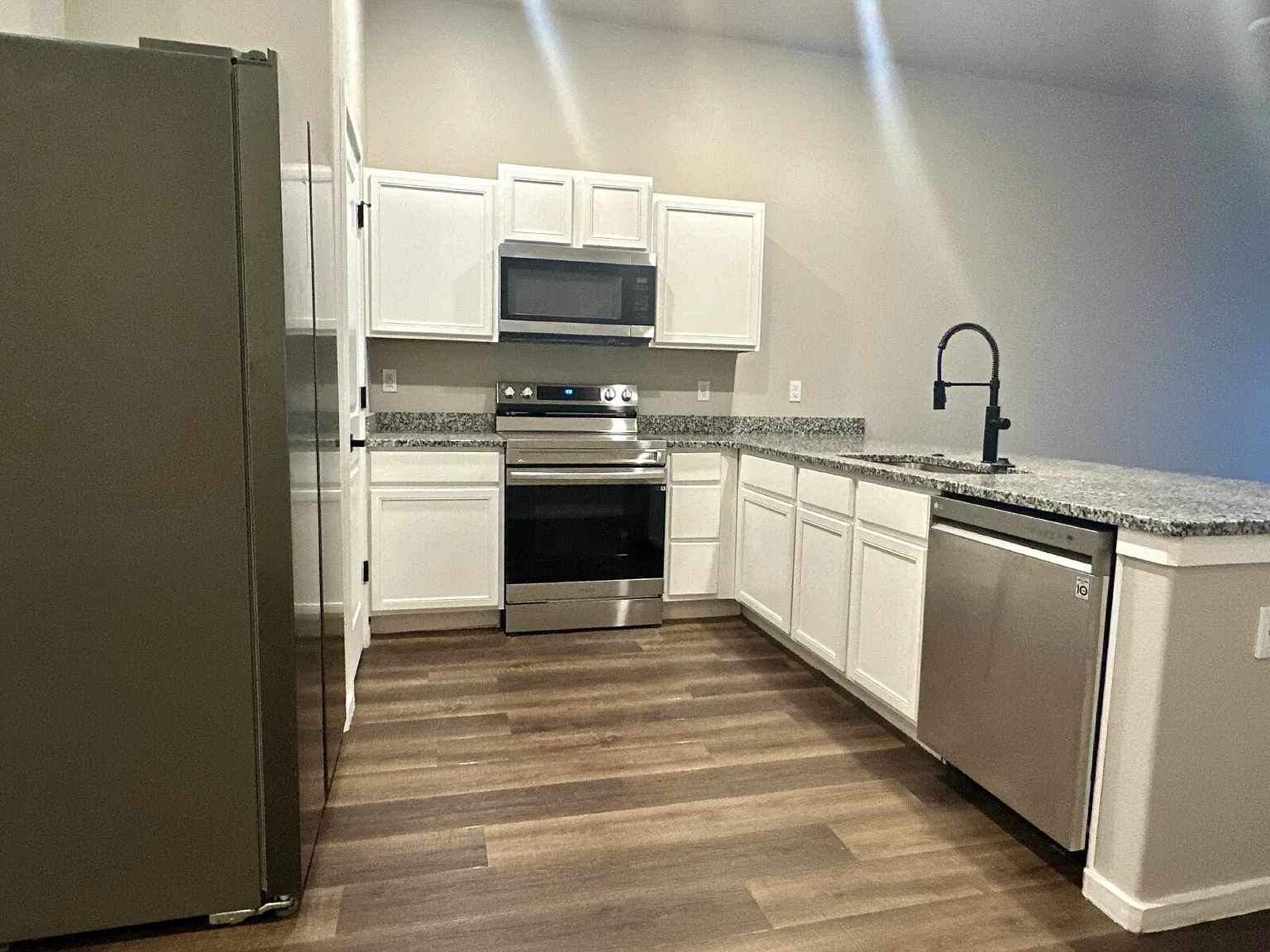 3 bed, 2.0 bath, 1367 sqft, $1,250 — Photo 2