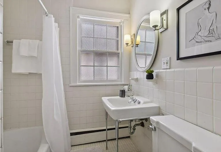 Main level - bath