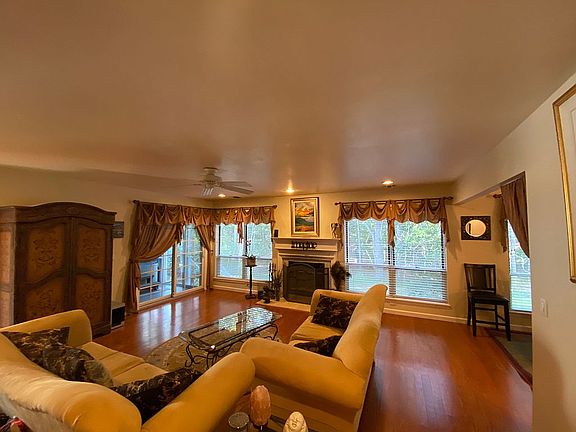 4th image of 19 Vista Dr