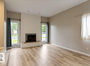 2016 82nd St NW, Edmonton, AB T6K1Z4