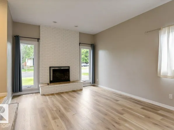 2016 82nd St NW, Edmonton, AB T6K 1Z4