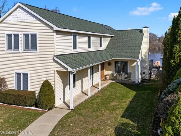 2324 N Duck Lake Rd, Highland, MI 48356