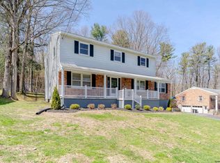 8 Pinewood Dr, Glenville, NY 12302