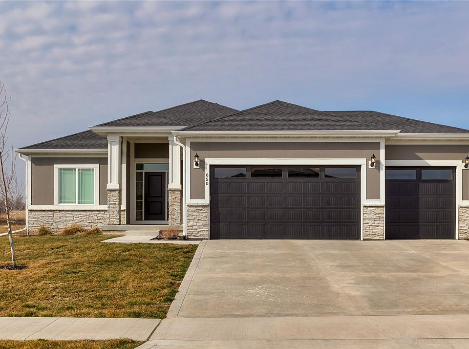 1st image of 650 NW Stratford Dr