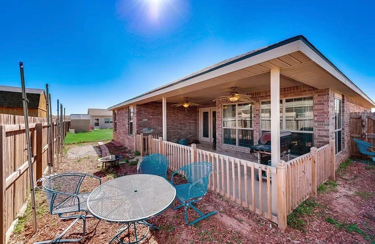 3 bed, 1795 sqft, $2,800 — Photo 2