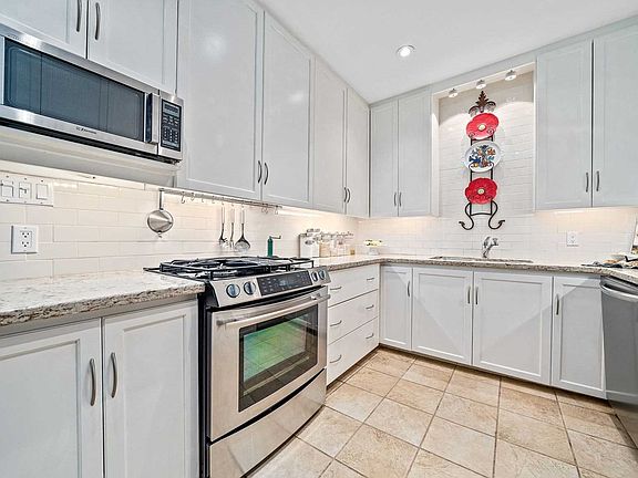 3rd image of 374 Bloomfield Main St