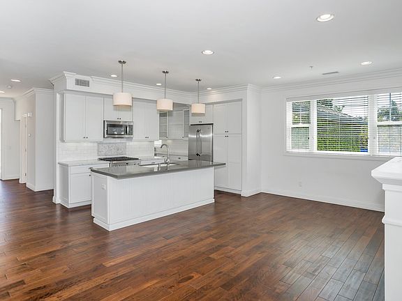 3rd image of 7716 Ivanhoe Ave