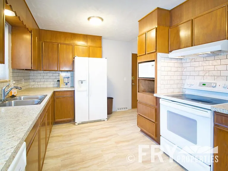 941 W 79th Pl — Photo 9