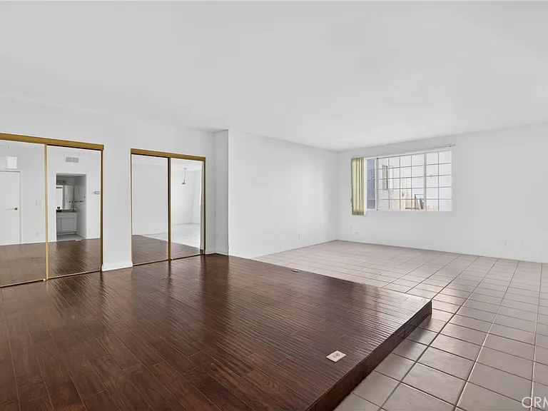 4441 Woodman Ave #111 — Photo 4