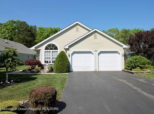 9 Skyline Dr, Lakewood, NJ 08701