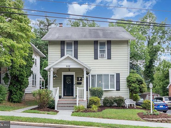 2nd image of 608 Pine St