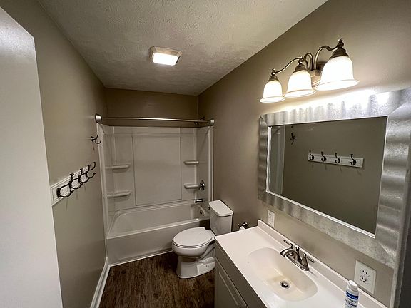 3rd image of 102 Phillips Cir