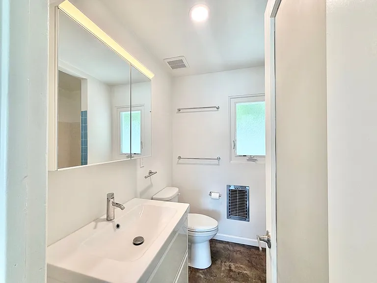700 N Riverside Dr #2 — Photo 7