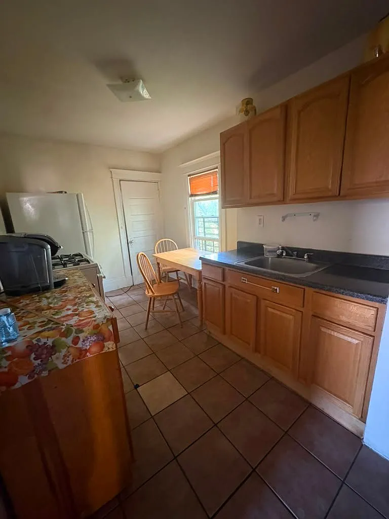 4 bed, 1.0 bath, $3,500 — Photo 2