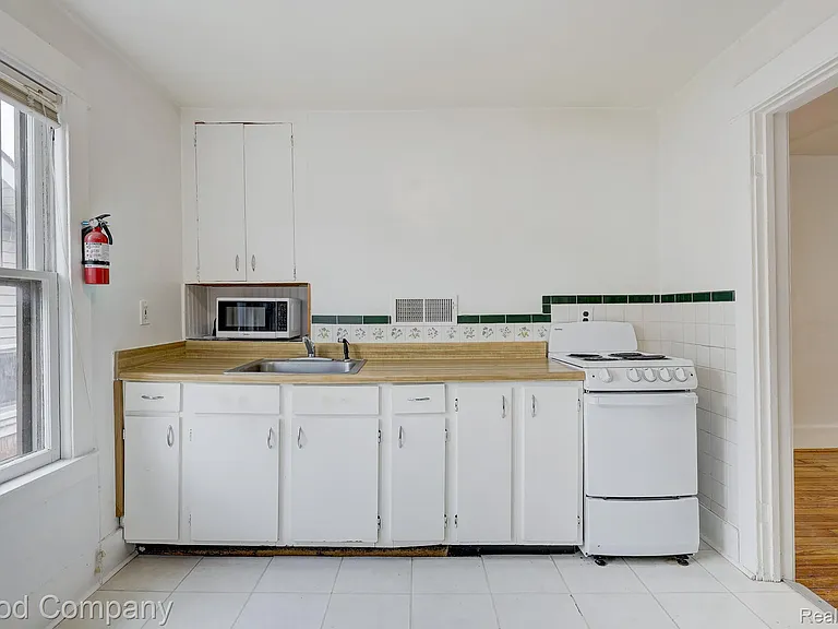 245 W Webster Ave — Photo 4