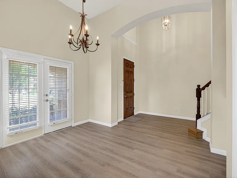 2616 Cove Dr — Photo 2