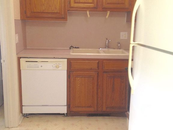 4th image of 727 Berkshire Ln