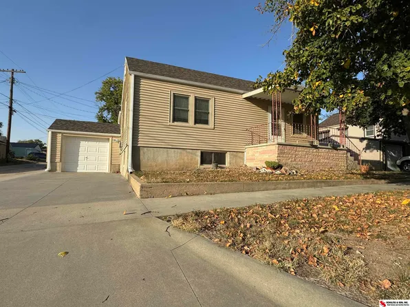 315 12th St, Fairbury, NE 68352