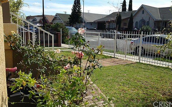 3rd image of 643 W 43rd Pl