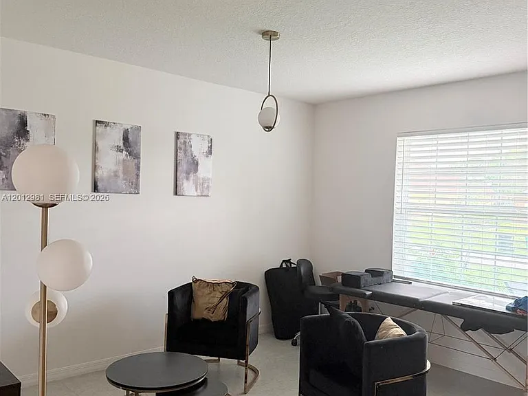 1557 SW Dycus Ave — Photo 2